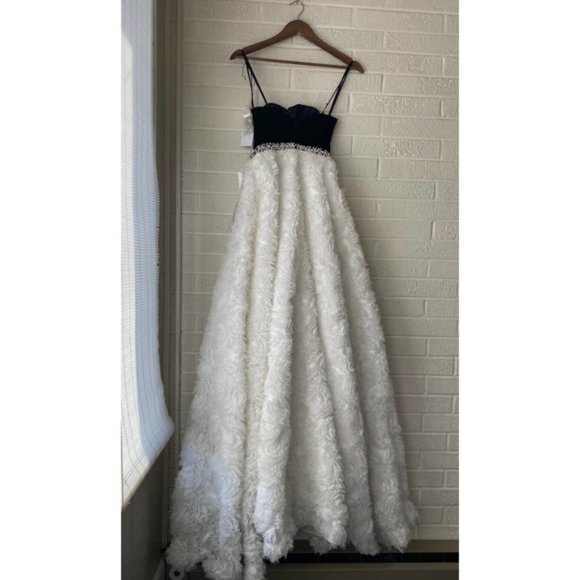 Mac Duggal strapless bodice rosette ballgown NWT - Picture 7 of 8